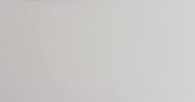 Beyaz arka planda beyaz duvara karşı fotokopi alanı olan siyah çerçeve. Çerçeve, ev dekorasyonu ve iç tasarım konsepti.