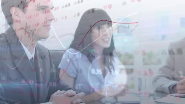 オフィス内の多様なビジネス人に対する財務データ処理のアニメーション グローバルビジネス クラウドコンピューティング データ処理の概念デジタル生成されたビデオ — ストック動画