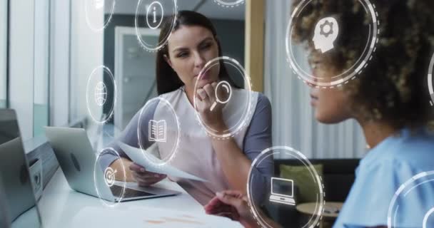 사무실에서 논의중인 여성에 디지털 아이콘 애니메이션 컴퓨터 인터페이스 비즈니스 — 비디오
