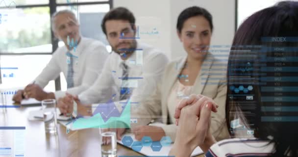 オフィスの多様な同僚と話すビジネスウーマンの背面ビュー上のデータ処理のアニメーション ビジネスデータ技術の概念 — ストック動画