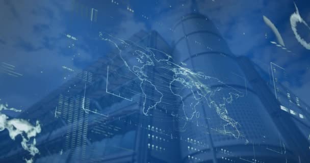 Dünya Haritasında Veri Işleme Arayüzünün Animasyonu Yüksek Binanın Düşük Açılı — Stok video