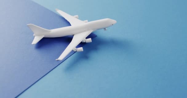 Zamknij Biały Model Samolotu Skopiuj Przestrzeń Niebieskim Tle Koncepcja Podróży — Wideo stockowe