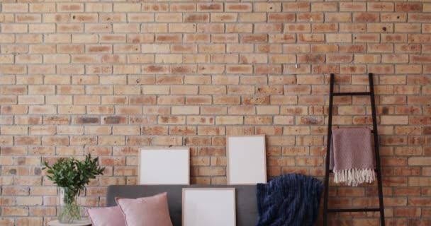 三个木制框架 植物和沙发与复制空间在砖墙上 室内设计和家居装饰 — 图库视频影像