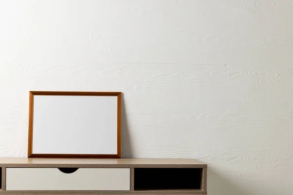 Kahverengi Boş Çerçeve Beyaz Duvara Karşı Fotokopi Alanı Çerçeve Şablonu — Stok fotoğraf