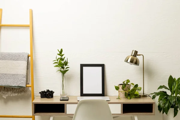 Empty Frame Copy Space Plants Technology Devices Table White Wall — Stock Photo, Image