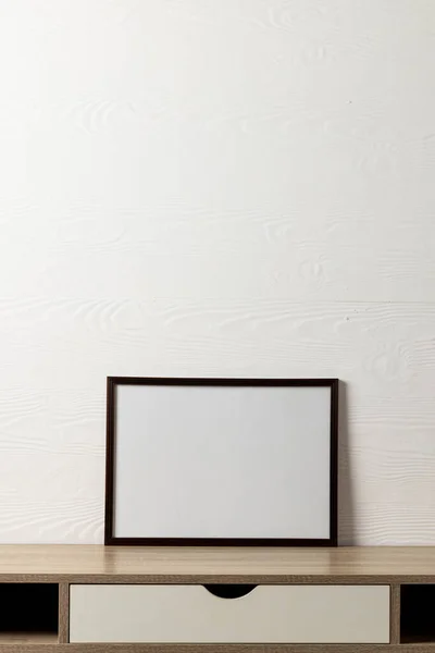 Marco Negro Vacío Con Espacio Copia Mesa Contra Pared Blanca — Foto de Stock