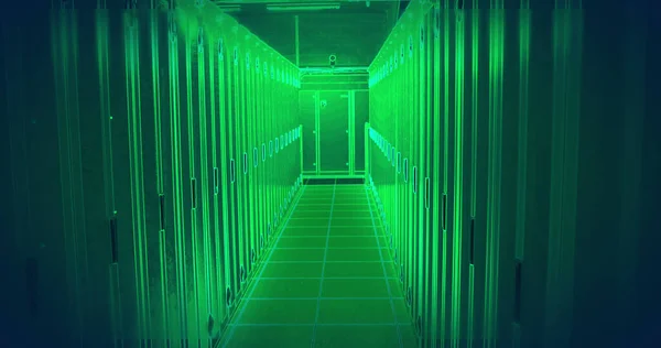 Obrázek Binárního Kódování Přes Zelenou Neonovou Serverovou Místnost Globální Technologie — Stock fotografie