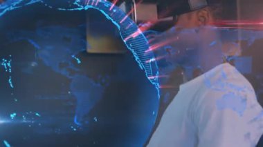 VR kulaklık kullanılarak Afro-Amerikan iş adamının dünya haritası ve animasyonu. Küresel iş, teknoloji ve dijital arayüz kavramı dijital olarak oluşturulmuş video.