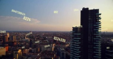 Şehir manzarasının havadan görünüşüne karşı birden fazla değişen sayının animasyonu. Bilgisayar arayüzü ve iş teknolojisi kavramı