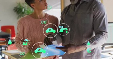 Çeşitli iş adamlarının elinde belgeler tutan ve ofiste iş tartışan simgelerin animasyonu. Küresel iş, iletişim ve dijital arayüz kavramı dijital olarak oluşturulmuş video.