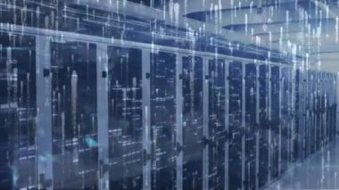 Bilgisayar sunucuları üzerinde ikili kodlama ve veri işleme animasyonu. Küresel ağlar, bulut hesaplama ve veri işleme kavramı dijital olarak oluşturulmuş video.