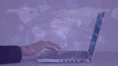 İş kadınının orta kesiminde dizüstü bilgisayar ve eski harita kullanılarak profil simgelerinin oluşturulması. Küresel ağ ve iş teknolojisi kavramı