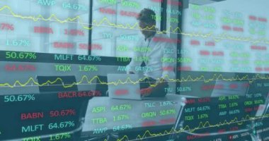 Kafkas iş adamının bilgisayarla mali veri işleme animasyonu. Küresel iş, finans, hesaplama ve veri işleme kavramı dijital olarak oluşturulmuş video.