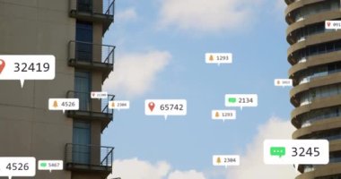 Mavi gökyüzüne karşı yüksek binaların üzerinde yüzen sosyal medya simgelerinin animasyonu. Sosyal medya ağı ve iş teknolojisi kavramı