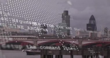Londra şehir haritası üzerinde dünya haritası ve veri işleme animasyonu. Küresel iş, finans, hesaplama ve veri işleme kavramı dijital olarak oluşturulmuş video.