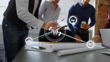 Ofiste bir plan üzerine tartışan çeşitli meslektaşlar üzerine dijital simge ağının animasyonu. Küresel ağ ve iş teknolojisi kavramı