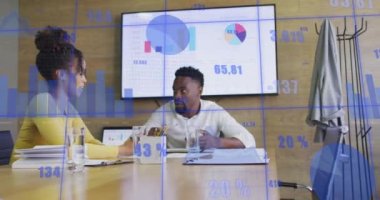 Afrika kökenli Amerikalı kadın ve erkeğin ofiste tartıştığı istatistiksel veri işleme animasyonu. İş veri teknolojisi kavramı