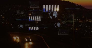 Veri işleme animasyonu, gece şehir trafiğinin hava görüntüsüyle karşılaştırılıyor. Bilgisayar arayüzü ve iş teknolojisi kavramı