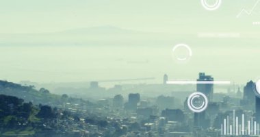 Şehir manzarası üzerinde finansal veri işleme animasyonu. küresel iş, finans ve dijital arayüz kavramı dijital olarak oluşturulmuş video.