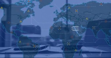 Ofis masasında dizüstü bilgisayarla bağlantı ağı olan dünya haritasının animasyonu. Küresel iş, finans, teknoloji ve dijital arayüz kavramı dijital olarak oluşturulmuş video.
