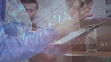 Ofisteki tablet kullanılarak Beyaz ırk üzerinden finansal veri işleme animasyonu. Küresel iş, finans, hesaplama ve veri işleme kavramı dijital olarak oluşturulmuş video.