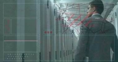 Beyaz iş adamının sunucu odasında veri işleme animasyonu. Küresel teknoloji, iş, bilgisayar ve dijital arayüz kavramı dijital olarak oluşturulmuş video.