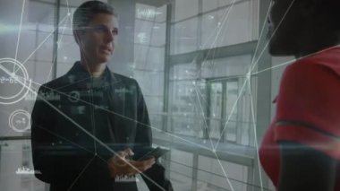 Ofiste tartışan iki farklı iş kadınına karşı bağlantı ağının animasyonu. Küresel ağ ve iş teknolojisi kavramı