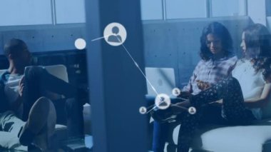 Ofiste toplanan farklı iş adamlarının ikonlarıyla bağlantı ağının animasyonu. Küresel iş, bağlantılar ve dijital arayüz kavramı dijital olarak oluşturulmuş video.