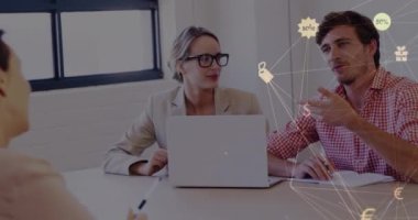 Ofiste toplanan farklı iş adamlarının ikonlarıyla bağlantı ağının animasyonu. İş, bağlantılar, iletişim ve dijital arayüz konsepti dijital olarak oluşturulmuş video.