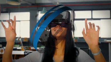 VR kulaklık kullanan melez bir iş kadınının üzerinde küre ve dairelerin animasyonu. Küresel iş, teknoloji ve dijital arayüz kavramı dijital olarak oluşturulmuş video.
