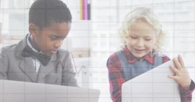 Ofisteki bilgisayarları kullanarak çeşitli çocukların finansal veri işleme animasyonları. Küresel iş, iletişim, finans ve dijital arayüz kavramı dijital olarak oluşturulmuş video.