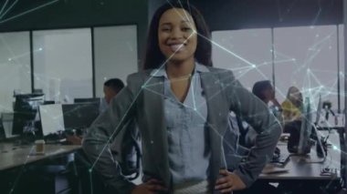 Ofiste gülümseyen Afro-Amerikalı iş kadınına karşı kurulan bağlantı ağının animasyonu. Küresel ağ ve iş teknolojisi kavramı