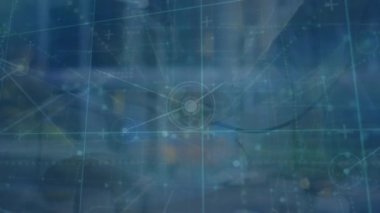 Hastayı muayene eden doktorla şebeke üzerinden bağlantı ağının animasyonu. Tıbbi sağlık ve iş teknolojisi kavramı