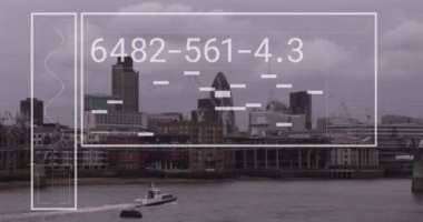Şehir manzarası üzerinde finansal veri işleme animasyonu. küresel iş, finans ve dijital arayüz kavramı dijital olarak oluşturulmuş video.