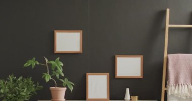 Beyaz arkaplanda kopya alanı olan tahta çerçeve ve masasında gri duvarlar olan bitkiler. Çerçeve, ev dekorasyonu ve iç tasarım konsepti.