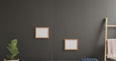 Beyaz zemin üzerinde kopya alanı olan ahşap çerçeveler ve gri duvara karşı bitki ve kanepe. Çerçeve, ev dekorasyonu ve iç tasarım konsepti.
