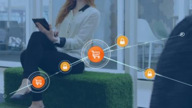 Ofiste tablet kullanan Kafkas iş kadını üzerindeki simgelerle bağlantı ağının animasyonu. Küresel iş, bağlantılar ve dijital arayüz kavramı dijital olarak oluşturulmuş video.