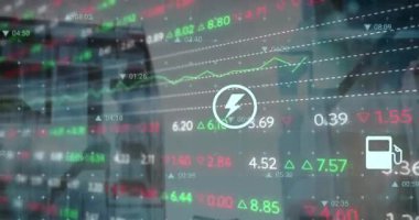 Yüksek binalara karşı dijital simgelerin ve borsa verilerinin işletilmesi. Küresel ekonomi ve iş teknolojisi kavramı