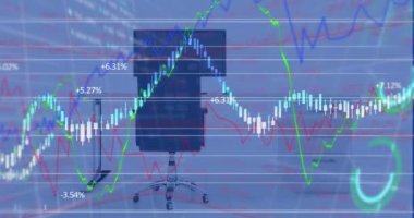 Ofis masasında bilgisayarla finansal veri işleme animasyonu. Küresel iş, finans, iletişim ve dijital arayüz kavramı dijital olarak oluşturulmuş video.