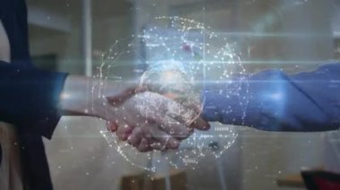 İş adamı ve iş kadınının orta kesimindeki bağlantıların animasyonu el sıkışıyor. Küresel ağ ve iş teknolojisi kavramı