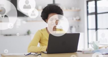 Mutfakta dizüstü bilgisayar kullanan Afro-Amerikan bir kadının canlandırması. Küresel yaşam tarzı, iletişim ve dijital arayüz kavramı dijital olarak oluşturulmuş video.