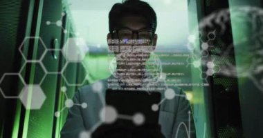 Sunucu odasında dijital tablet kullanan Asyalı erkek mühendis üzerinde tıbbi veri işleme animasyonu. Araştırma bilimi ve iş veri depolama teknolojisi kavramı