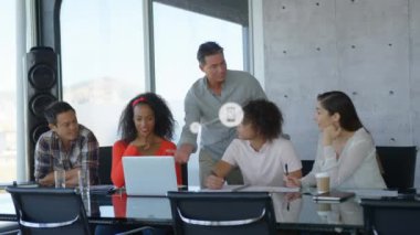 Ofiste birlikte tartışan çeşitli meslektaşlar üzerine dijital simge ağının animasyonu. Küresel ağ ve iş teknolojisi kavramı