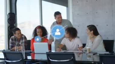 Ofisteki çeşitli iş adamlarının simgeleriyle bağlantı ağının animasyonu. Küresel iş, finans, hesaplama ve veri işleme kavramı dijital olarak oluşturulmuş video.