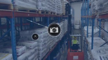 Depoda forklift kullanan bir erkek işçinin dikiz aynasındaki ikon ağının animasyonu. Küresel ağ ve lojistik iş teknolojisi kavramı
