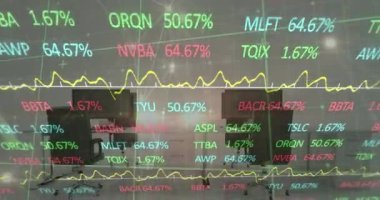 Bilgisayarlı ofis masaları üzerinden finansal veri işleme ve bağlantı ağının animasyonu. Küresel iş, finans, iletişim ve dijital arayüz kavramı dijital olarak oluşturulmuş video.