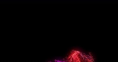 Siyah arka planda hareket eden kırmızı ve mor şekillerin animasyonu. Soyut arkaplan, desen ve renk konsepti dijital olarak oluşturulmuş video.