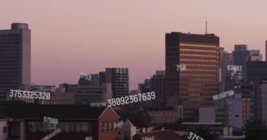 Şehir manzarasının havadan görünüşüne karşı birden fazla değişen sayının animasyonu. Bilgisayar arayüzü ve iş teknolojisi kavramı