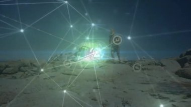 Sahilde koşan Afrikalı Amerikalı bir adam üzerinden bağlantı ağının animasyonu. Küresel iş, spor ve dijital arayüz kavramı dijital olarak oluşturulmuş video.