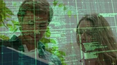 Üniversitede gülümseyen beyaz erkek ve kıza karşı şebeke üzerinden veri işleme animasyonu. Eğitim teknolojisi kavramı